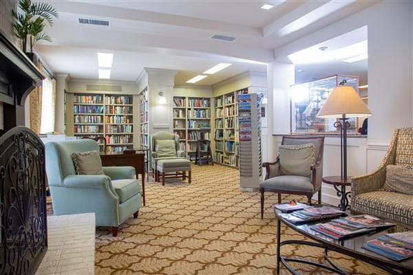 Patriots Colony - Lounge chairs and library