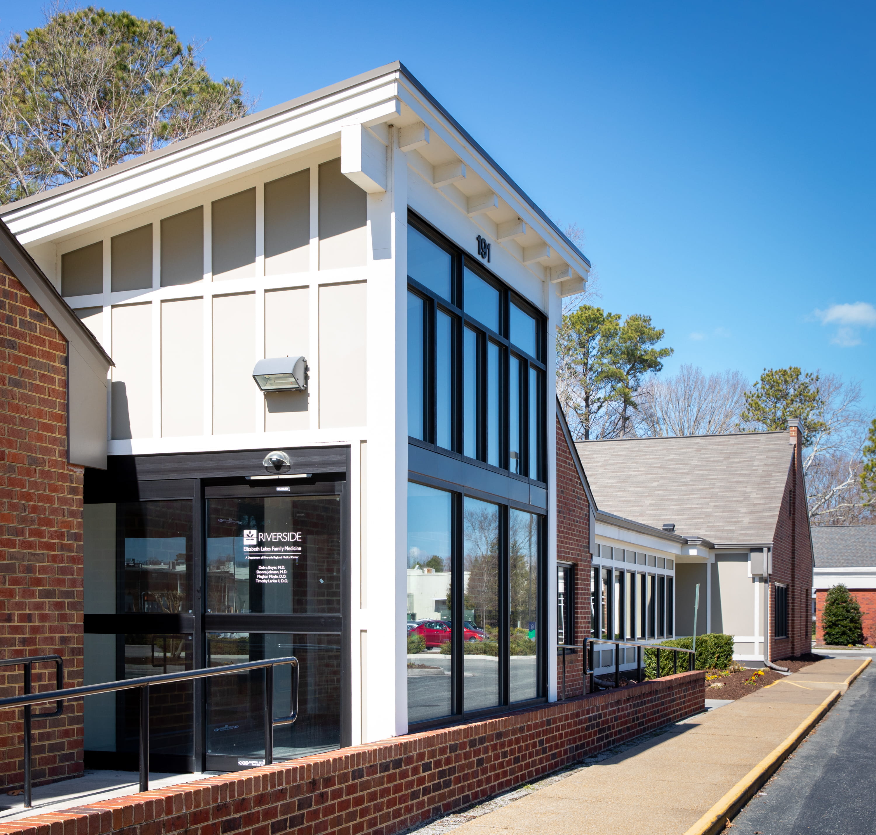 Exterior of Elizabeth Lakes Family Practice