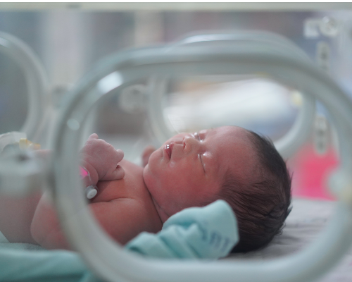  Newborn baby ,her body is red sleeping in hospital crib,at delivery room in hospital