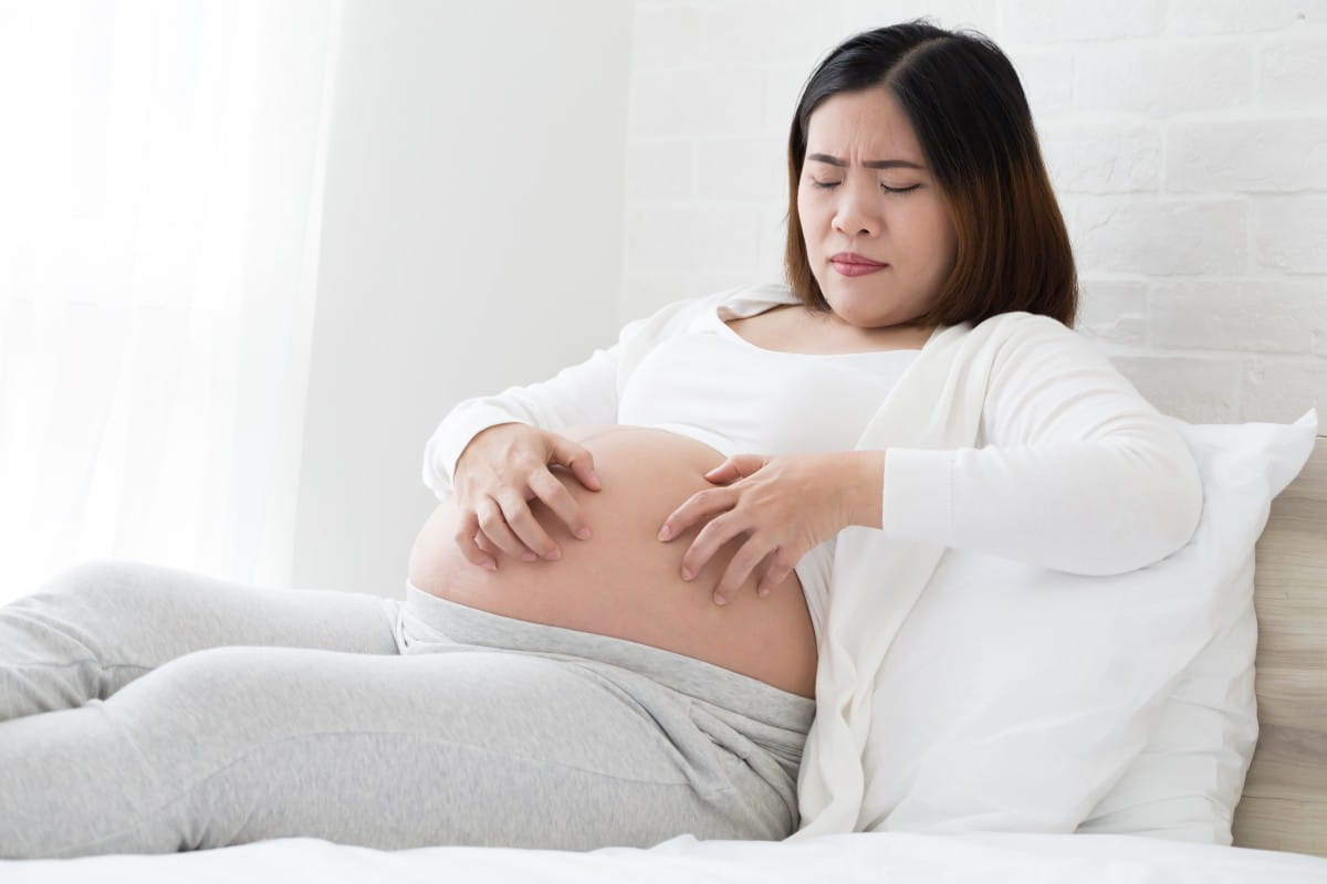 Pregnant women itching belly 