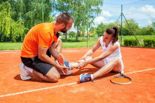 Injured girl on the tennis court